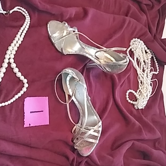 Gold Heels - Picture 3 of 3